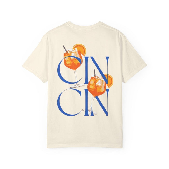 Cremefarbenes Oversized T-Shirt mit blauem Cin-Cin-Rückenprint aus der Azur Club Collection von REVØRA