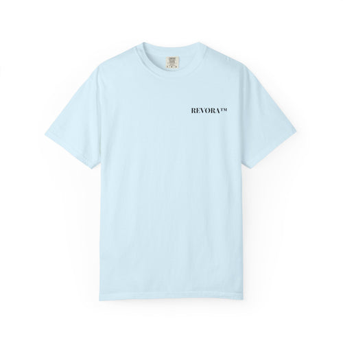 Vorderansicht: Oversized T-Shirt „Cool Moms Club“ mit kleinem REVØRA-Brustlogo