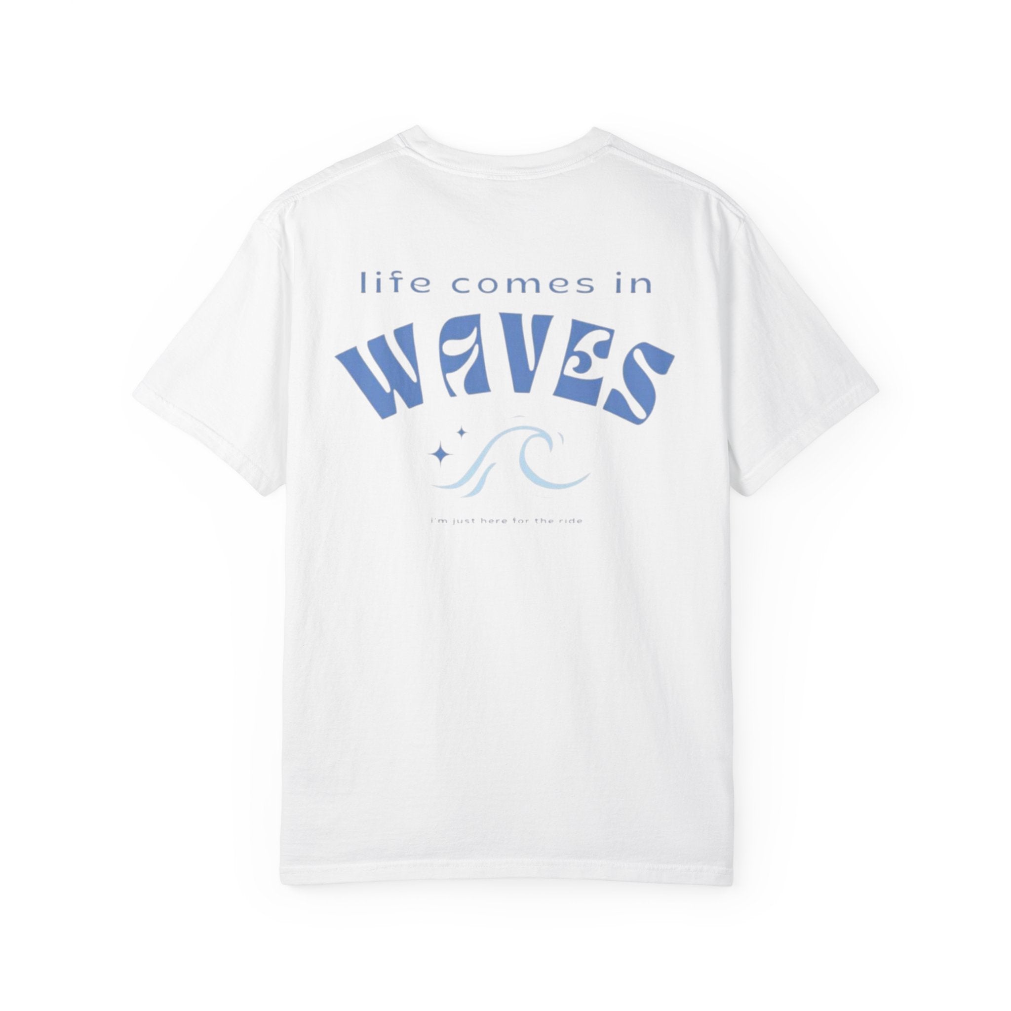 Rückansicht: Oversized T-Shirt mit großflächigem Print „Life Comes in Waves“ von REVØRA