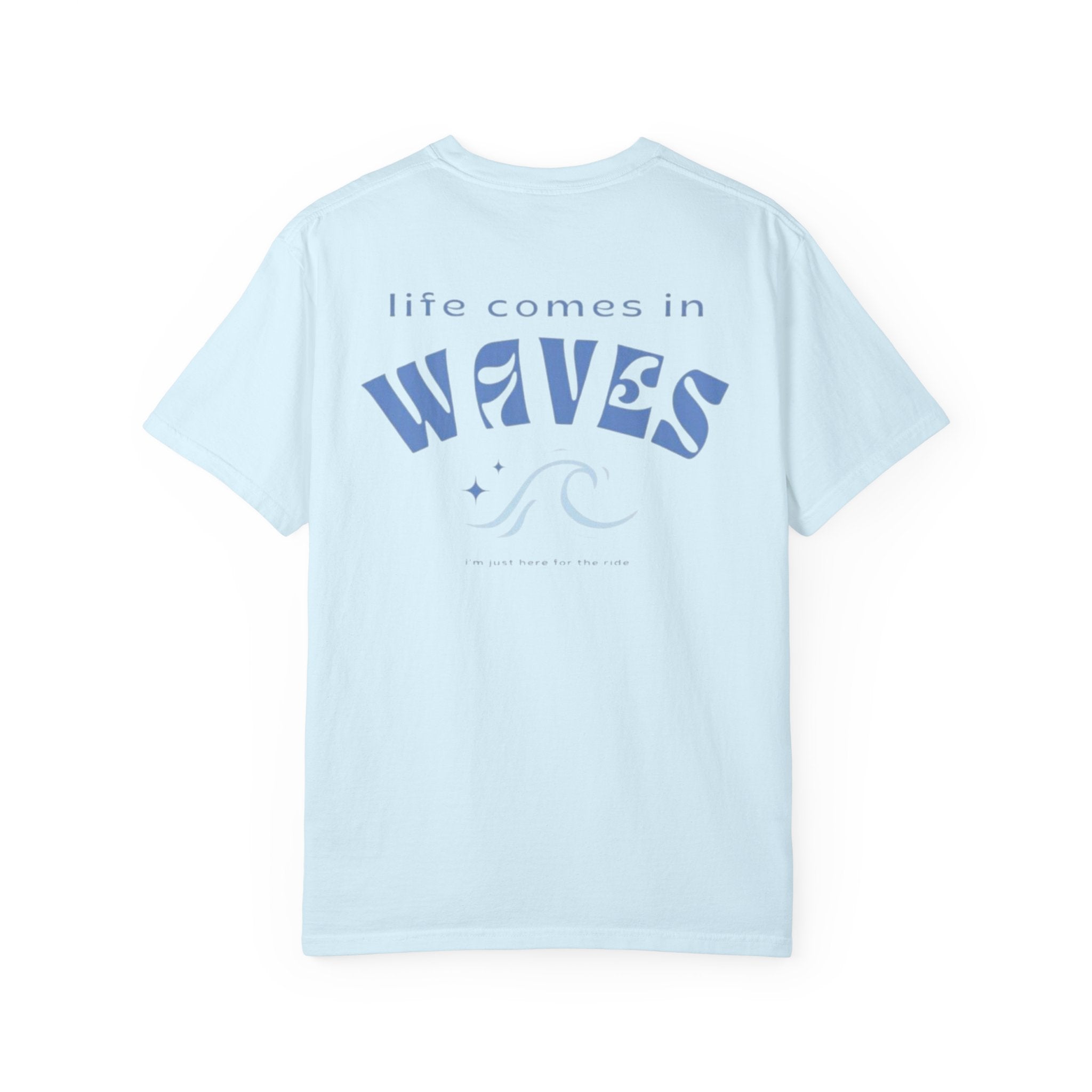 Rückansicht: Oversized T-Shirt mit großflächigem Print „Life Comes in Waves“ von REVØRA