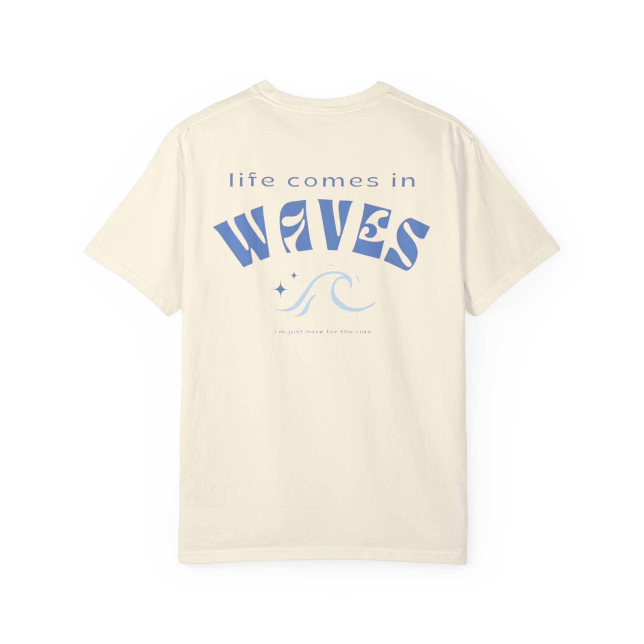 Rückansicht: Oversized T-Shirt mit großflächigem Print „Life Comes in Waves“ von REVØRA