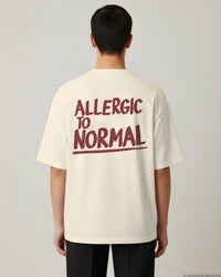 REVØRA Allergic To Normal Oversized T-Shirt – Oversized Shirt in Natural Raw, getragen, Rückenprint, KI-generierte Abbildung