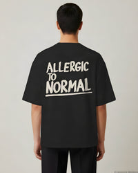 REVØRA Allergic To Normal Oversized T-Shirt – Oversized Shirt in Black, getragen, Rückenprint, KI-generierte Abbildung