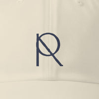 REVØRA RØ – Dad Cap in Beige, RØ aus der Nähe, KI-generierte Abbildung