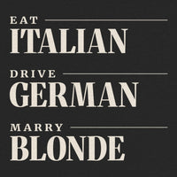 REVØRA Eat Italian Drive German Marry Blonde Oversized T-Shirt – Oversized Shirt in Black, Rückenprint aus der Nähe