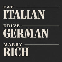 REVØRA Eat Italian Drive German Marry Rich Oversized T-Shirt – Oversized Shirt in Black, Rückenprint aus der Nähe