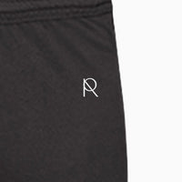 REVØRA RØ – Open-Hem-Jogger in Black, RØ aus der Nähe, KI-generierte Abbildung