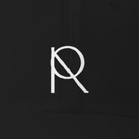 REVØRA RØ – Dad Cap in Black, RØ aus der Nähe, KI-generierte Abbildung