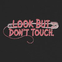 REVØRA Look But Don't Touch – Oversized Shirt in Black, Rückenprint aus der Nähe