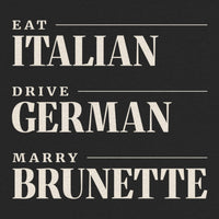 REVØRA Eat Italian Drive German Marry Brunette Oversized T-Shirt – Oversized Shirt in Black, Rückenprint aus der Nähe