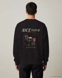 REVØRA Nice In January – Sweatshirt in Black, getragen, Rückenprint, KI-generierte Abbildung