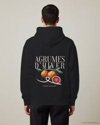 REVØRA Agrumes d'Hiver – Hoodie in Black, getragen, Rückenprint, KI-generierte Abbildung