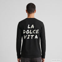 REVØRA La Dolce Vita – Longsleeve in Black, getragen, Rückansicht, KI-generierte Abbildung