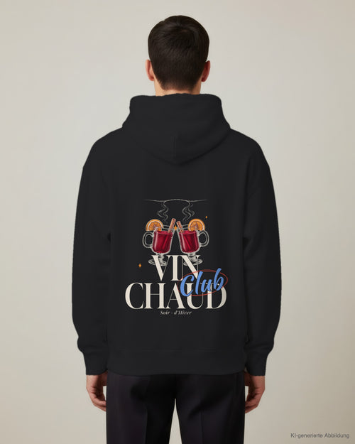 REVØRA Vin Chaud Club – Hoodie in Black, getragen, Rückenprint, KI-generierte Abbildung