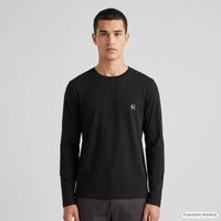 REVØRA Cheers – Longsleeve in Black, getragen, Vorderansicht, KI-generierte Abbildung