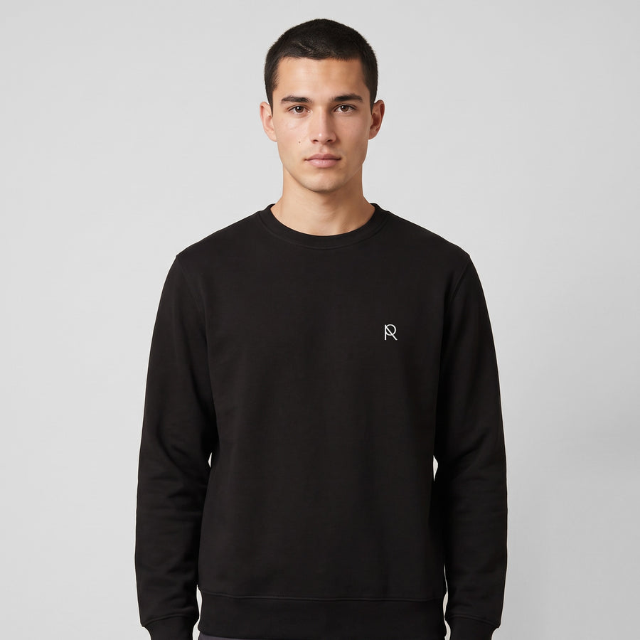 REVØRA RØ – Sweatshirt in Black, getragen, Vorderansicht, KI-generierte Abbildung