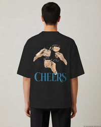 REVØRA Cheers – Oversized Shirt in Black, getragen, Rückenprint, KI-generierte Abbildung