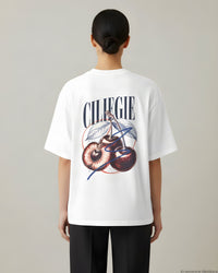 REVØRA Ciliegie – Oversized Shirt in White, getragen, Rückenprint, KI-generierte Abbildung