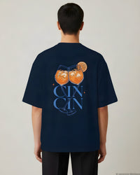 REVØRA Cin Cin – Oversized Shirt in French Navy, getragen, Rückenprint, KI-generierte Abbildung
