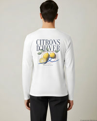 REVØRA Citrons d'Hiver – Longsleeve in White, getragen, Rückenprint, KI-generierte Abbildung