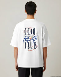 REVØRA Cool Moms Club – Oversized Shirt in White, getragen, Rückenprint, KI-generierte Abbildung