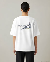 REVØRA Cork And Court – Oversized Shirt in White, getragen, Rückenprint, KI-generierte Abbildung