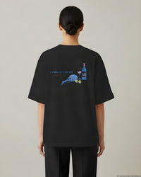 REVØRA Cork And Court – Oversized Shirt in Black, getragen, Rückenprint, KI-generierte Abbildung