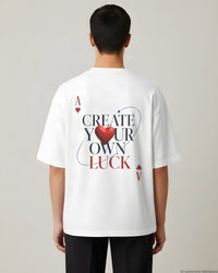 REVØRA Create Your Own Luck – Oversized Shirt in White, getragen, Rückenprint, KI-generierte Abbildung
