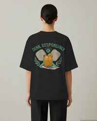 REVØRA Dink Responsibly Aperitivo – Oversized Shirt in Black, getragen, Rückenprint, KI-generierte Abbildung