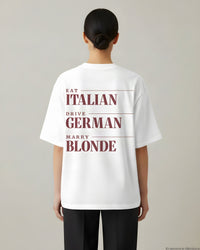 REVØRA Eat Italian Drive German Marry Blonde Oversized T-Shirt – Oversized Shirt in White, getragen, Rückenprint, KI-generierte Abbildung