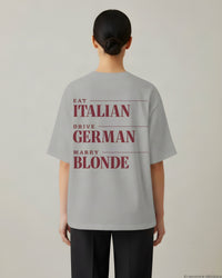 REVØRA Eat Italian Drive German Marry Blonde Oversized T-Shirt – Oversized Shirt in Heather Grey, getragen, Rückenprint, KI-generierte Abbildung