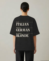 REVØRA Eat Italian Drive German Marry Blonde Oversized T-Shirt – Oversized Shirt in Black, getragen, Rückenprint, KI-generierte Abbildung