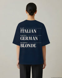 REVØRA Eat Italian Drive German Marry Blonde Oversized T-Shirt – Oversized Shirt in French Navy, getragen, Rückenprint, KI-generierte Abbildung