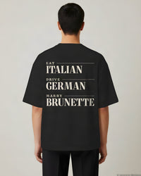 REVØRA Eat Italian Drive German Marry Brunette Oversized T-Shirt – Oversized Shirt in Black, getragen, Rückenprint, KI-generierte Abbildung