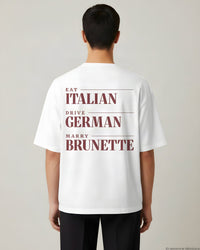 REVØRA Eat Italian Drive German Marry Brunette Oversized T-Shirt – Oversized Shirt in White, getragen, Rückenprint, KI-generierte Abbildung