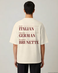REVØRA Eat Italian Drive German Marry Brunette Oversized T-Shirt – Oversized Shirt in Natural Raw, getragen, Rückenprint, KI-generierte Abbildung