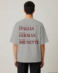 REVØRA Eat Italian Drive German Marry Brunette Oversized T-Shirt – Oversized Shirt in Heather Grey, getragen, Rückenprint, KI-generierte Abbildung