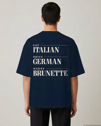REVØRA Eat Italian Drive German Marry Brunette Oversized T-Shirt – Oversized Shirt in French Navy, getragen, Rückenprint, KI-generierte Abbildung
