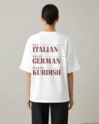 REVØRA Eat Italian Drive German Marry Kurdish Oversized T-Shirt – Oversized Shirt in White, getragen, Rückenprint, KI-generierte Abbildung