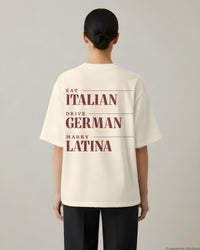 REVØRA Eat Italian Drive German Marry Latina Oversized T-Shirt – Oversized Shirt in Natural Raw, getragen, Rückenprint, KI-generierte Abbildung