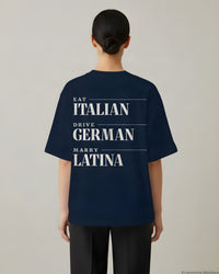 REVØRA Eat Italian Drive German Marry Latina Oversized T-Shirt – Oversized Shirt in French Navy, getragen, Rückenprint, KI-generierte Abbildung