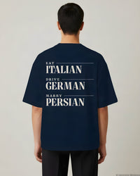 REVØRA Eat Italian Drive German Marry Persian Oversized T-Shirt – Oversized Shirt in French Navy, getragen, Rückenprint, KI-generierte Abbildung
