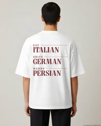 REVØRA Eat Italian Drive German Marry Persian Oversized T-Shirt – Oversized Shirt in White, getragen, Rückenprint, KI-generierte Abbildung