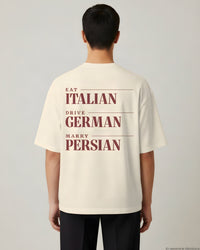 REVØRA Eat Italian Drive German Marry Persian Oversized T-Shirt – Oversized Shirt in Natural Raw, getragen, Rückenprint, KI-generierte Abbildung