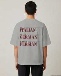 REVØRA Eat Italian Drive German Marry Persian Oversized T-Shirt – Oversized Shirt in Heather Grey, getragen, Rückenprint, KI-generierte Abbildung