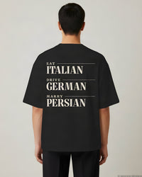 REVØRA Eat Italian Drive German Marry Persian Oversized T-Shirt – Oversized Shirt in Black, getragen, Rückenprint, KI-generierte Abbildung