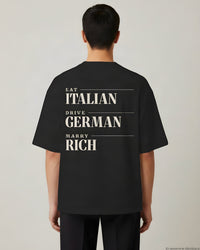 REVØRA Eat Italian Drive German Marry Rich Oversized T-Shirt – Oversized Shirt in Black, getragen, Rückenprint, KI-generierte Abbildung
