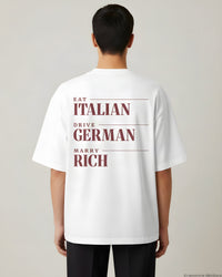 REVØRA Eat Italian Drive German Marry Rich Oversized T-Shirt – Oversized Shirt in White, getragen, Rückenprint, KI-generierte Abbildung