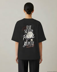 REVØRA Eat Sleep Padel Repeat – Oversized Shirt in Black, getragen, Rückenprint, KI-generierte Abbildung