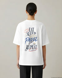 REVØRA Eat Sleep Padel Repeat – Oversized Shirt in White, getragen, Rückenprint, KI-generierte Abbildung